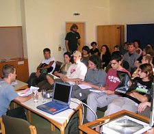 Viel Publikum bei einem Kurzvortrag in einem kleinen Tagungssaal